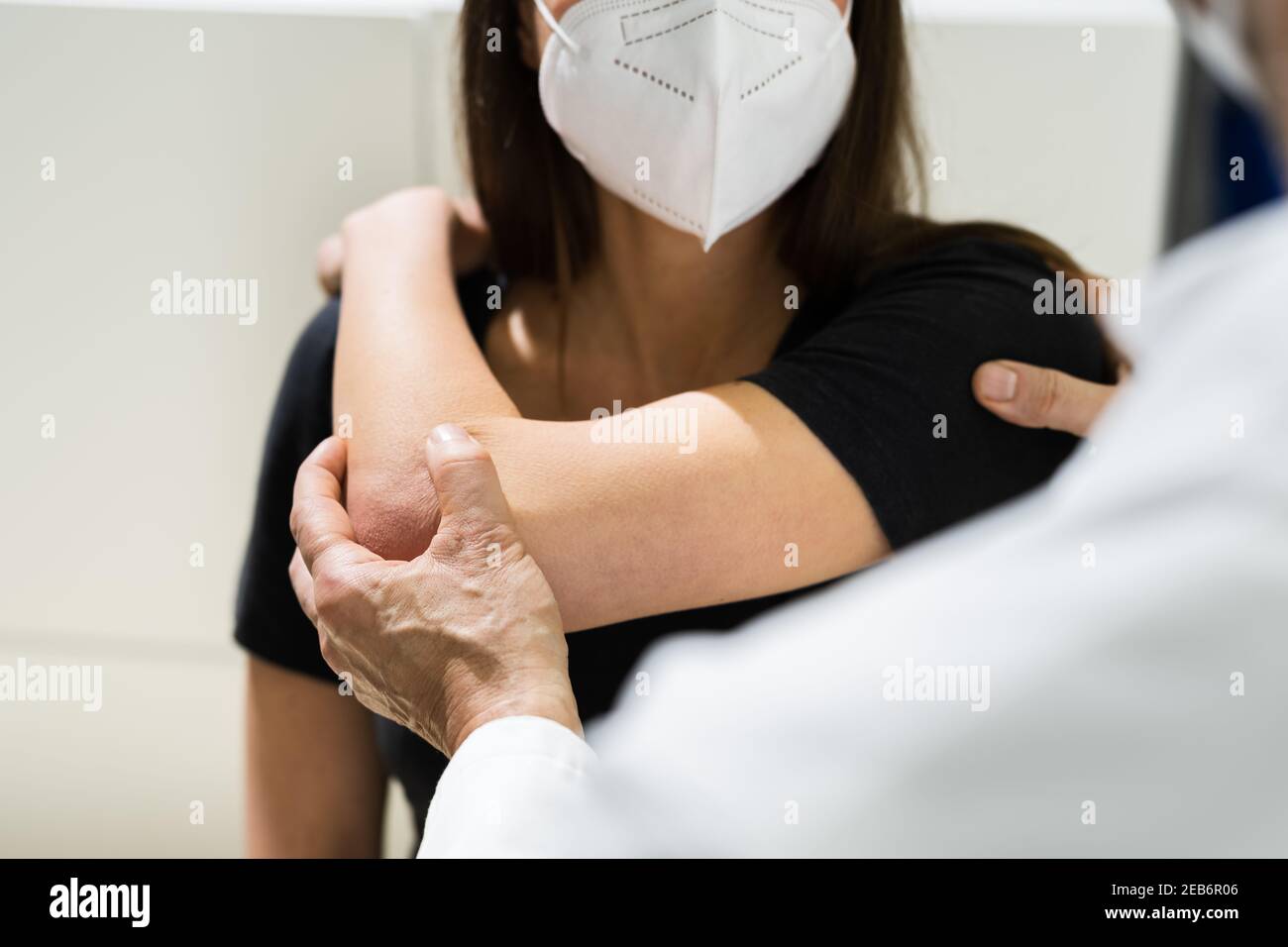 Terapia fisica distanza sociale in maschera facciale Foto Stock