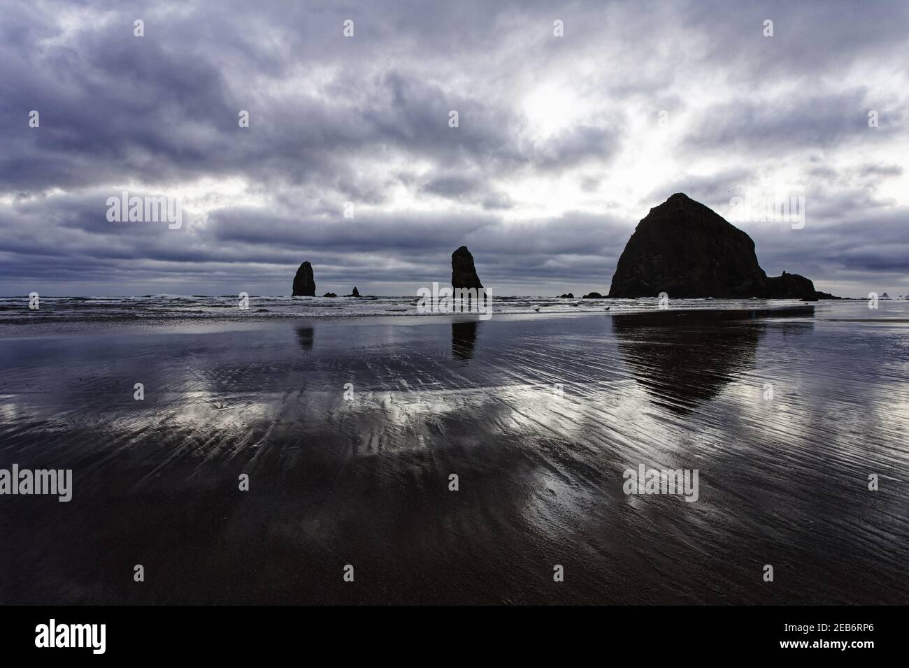 Offshore Stack in luce serale Cannon Beach Oregon, USA LA001000 Foto Stock