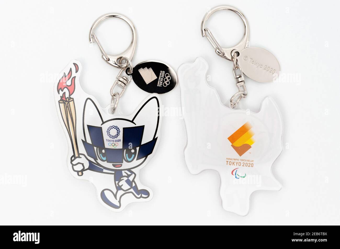 Tokyo, Giappone - 4 gennaio 2021: 2020 Tokyo Olympic Mascot Miraitowa (fronte) e Someity (retro) portachiavi ufficiale con licenza. Foto Stock Tokyo, Giappone - 4 gennaio 2021: 2020 Tokyo Olympic Mascot Miraitowa (fronte) e Someity (retro) portachiavi ufficiale con licenza. Foto Stock