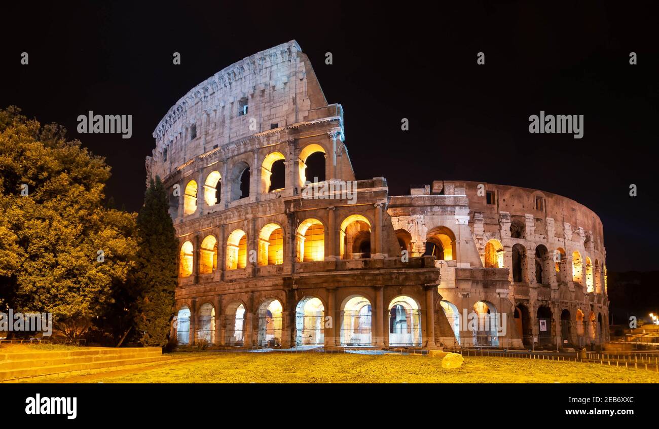 Il Colosseo di notte a Roma nel Lazio in Italia Foto Stock