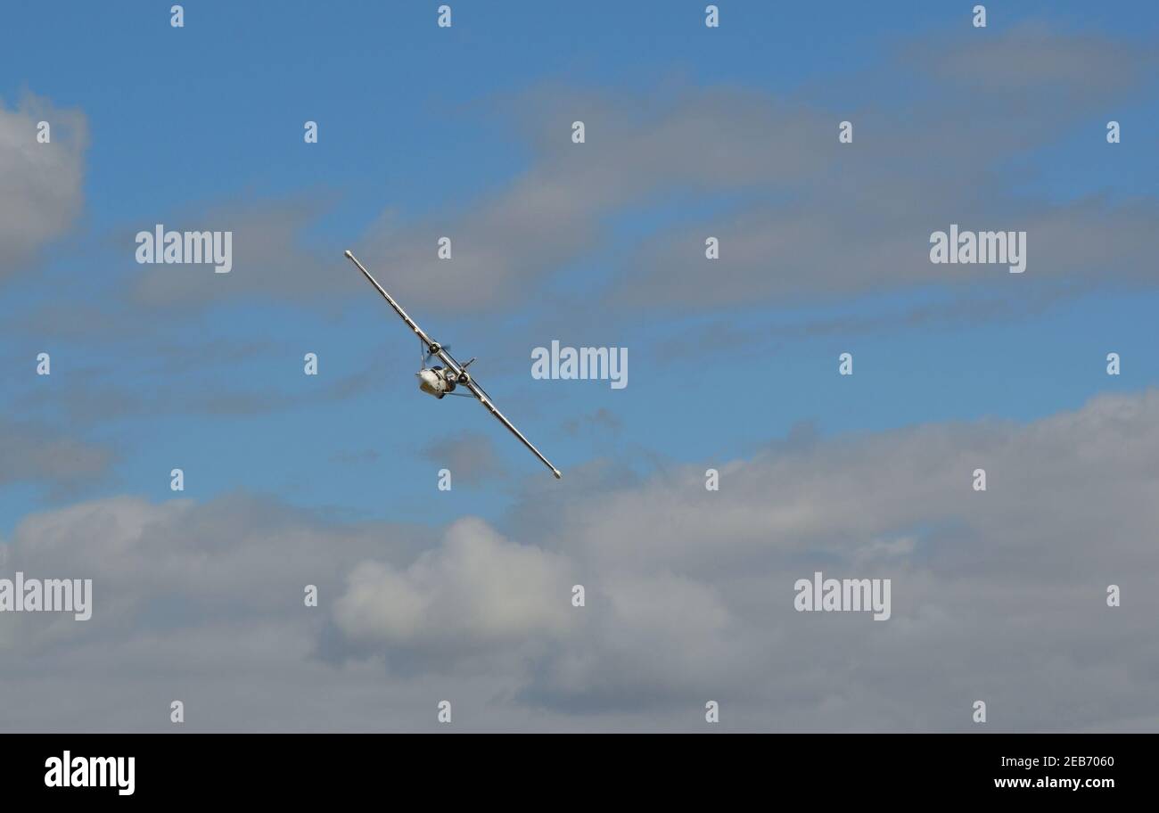 D'epoca PBY-5A Catalina "Miss Pick Up" (G-PBYA) Flying Boat in Flight. Nuvole e cielo blu. Foto Stock