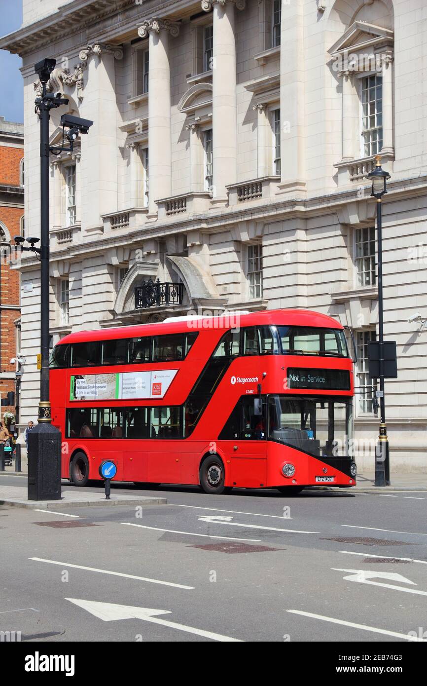 LONDRA, Regno Unito - 23 APRILE 2016: Autobus urbano a Londra, Regno Unito. I trasporti per Londra (TFL) effettuano 8,000 autobus su 673 linee. Foto Stock