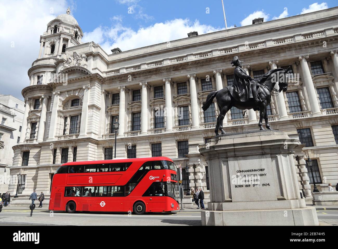 LONDRA, Regno Unito - 23 APRILE 2016: La gente guida il bus della città a Whitehall a Londra, Regno Unito. I trasporti per Londra (TFL) effettuano 8,000 autobus su 673 linee. Foto Stock