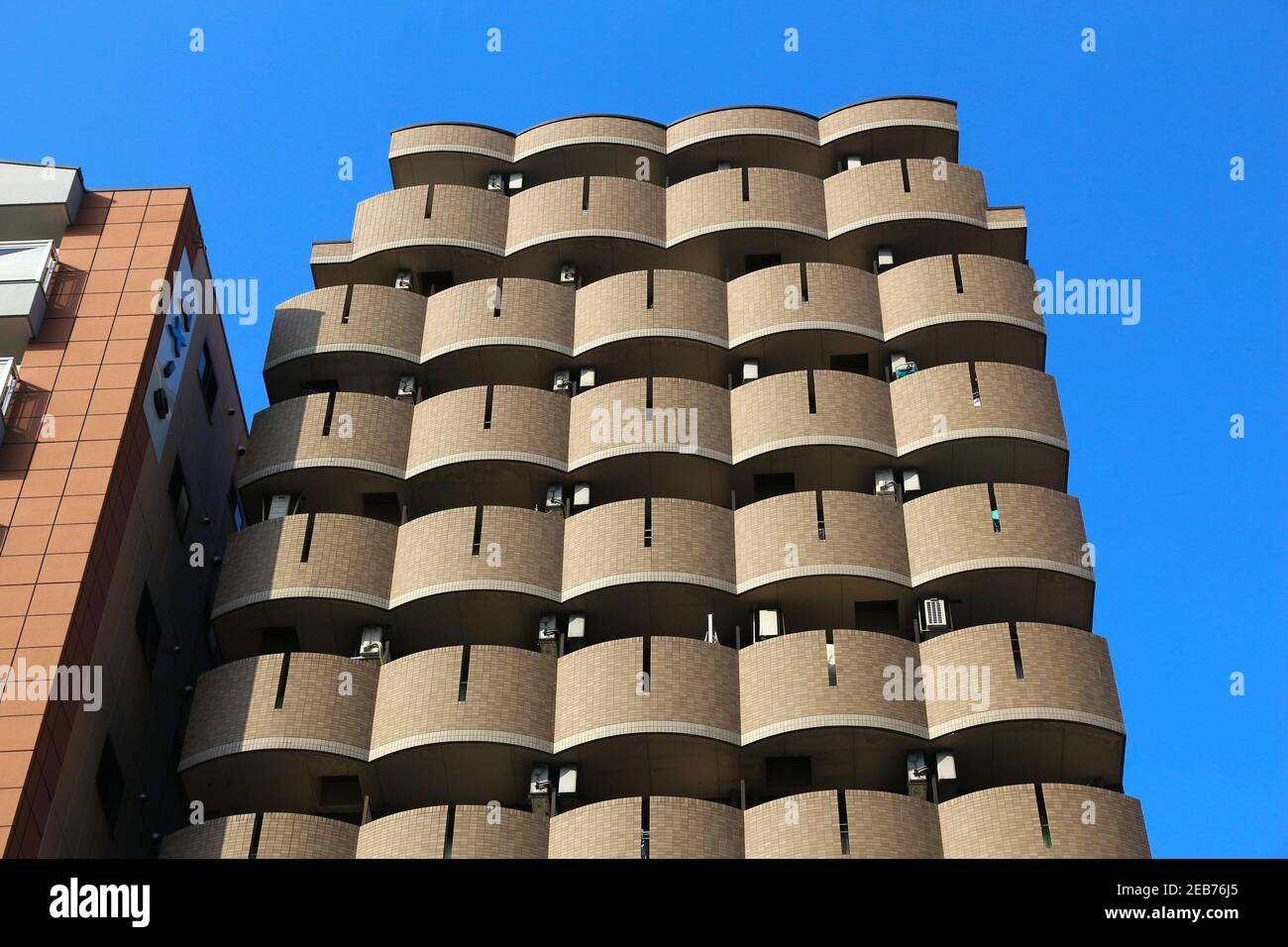 OSAKA, GIAPPONE - 22 NOVEMBRE 2016: Edificio generico di appartamenti nel quartiere residenziale di Osaka, Giappone. Osaka appartiene alla seconda più grande area metropolitana o Foto Stock