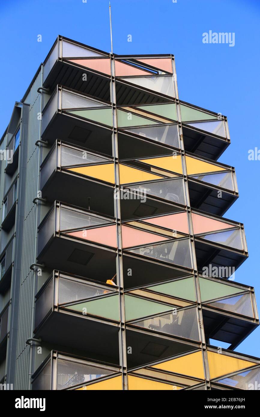 OSAKA, GIAPPONE - 22 NOVEMBRE 2016: Edificio generico di appartamenti nel quartiere residenziale di Osaka, Giappone. Osaka appartiene alla seconda più grande area metropolitana o Foto Stock