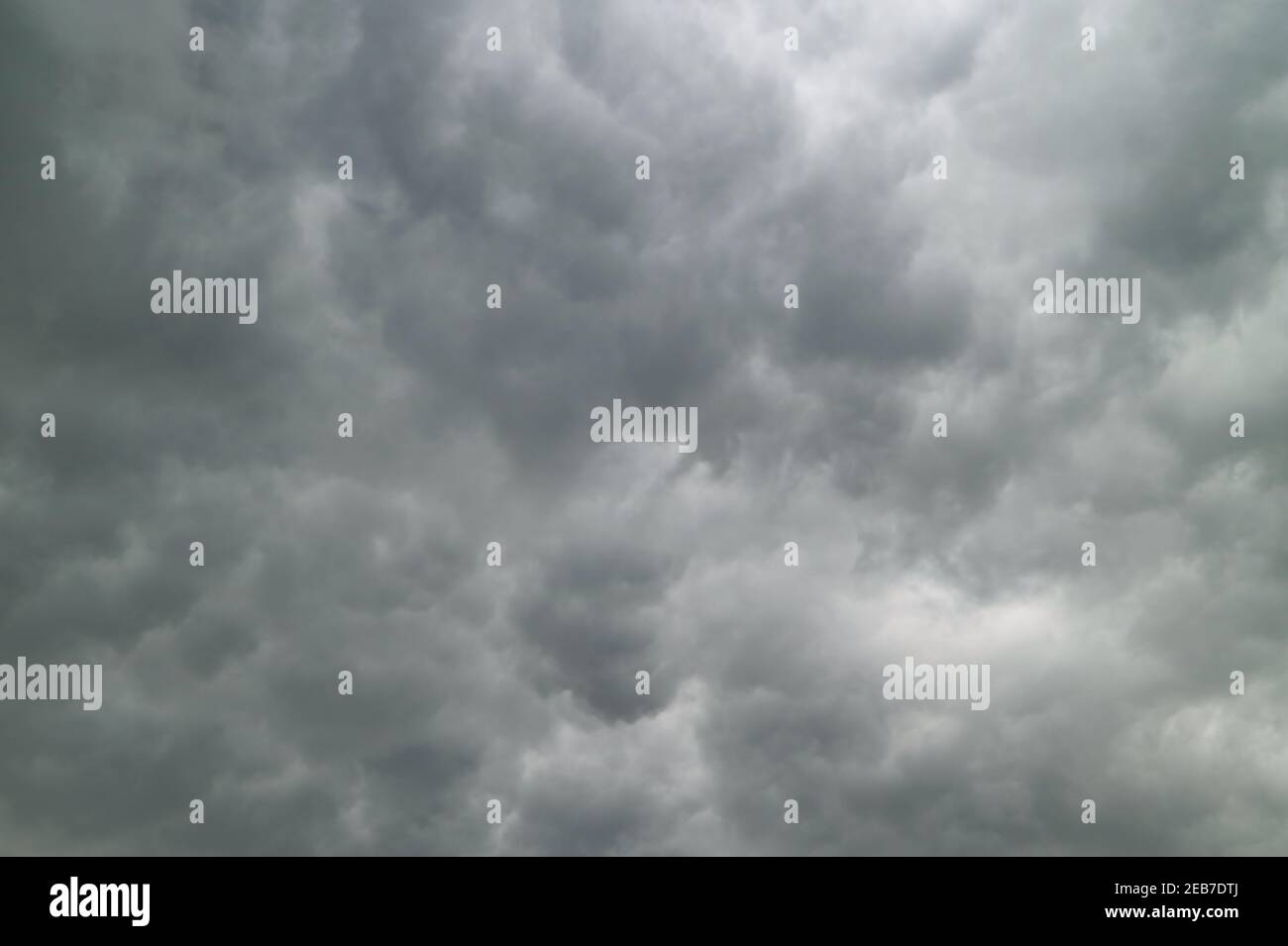 Drammatiche nuvole di colore grigio scuro prima della forte pioggia Foto Stock