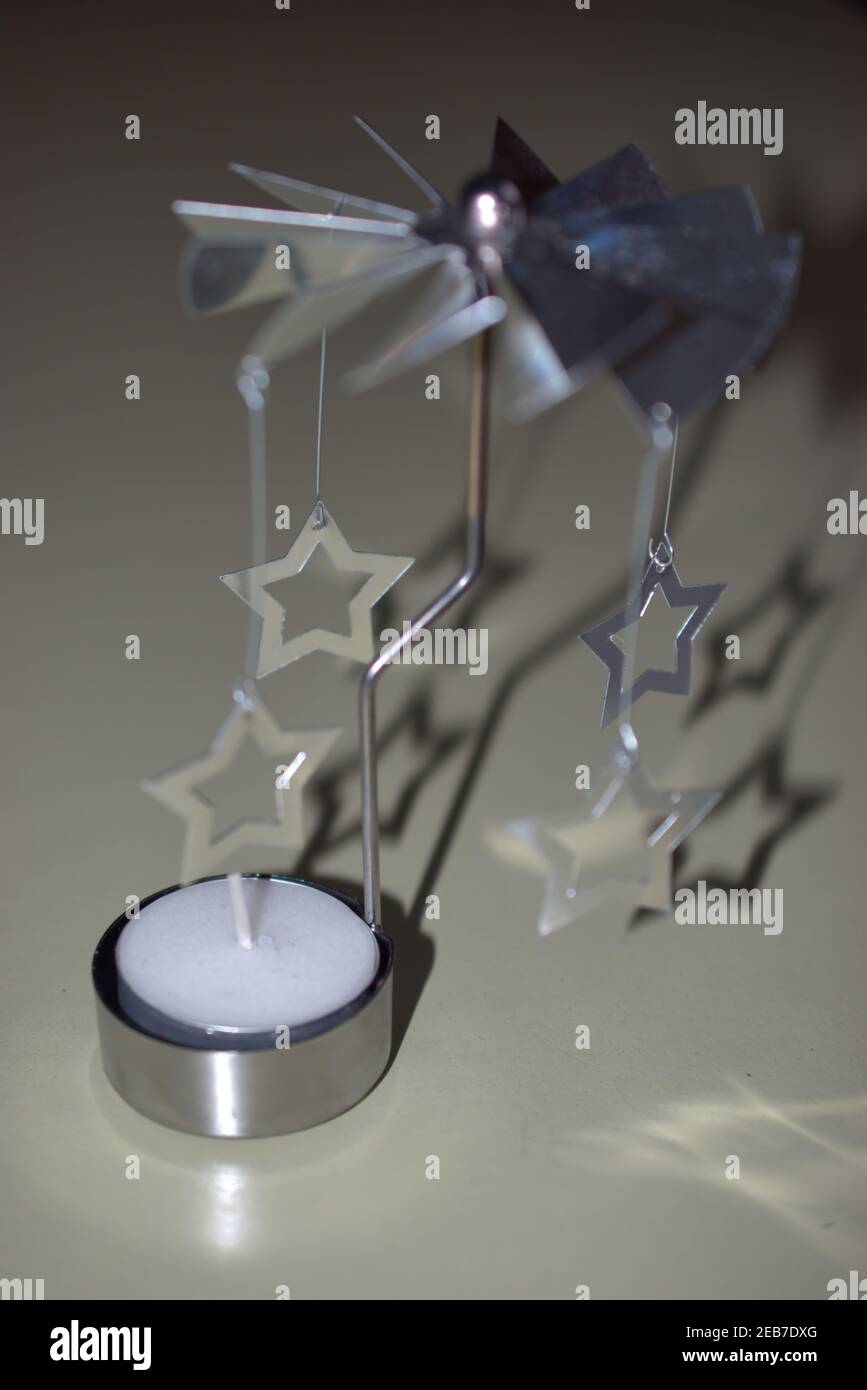Stelle e una presentazione di candela come decorazione di natale 21.12.2020 Foto Stock