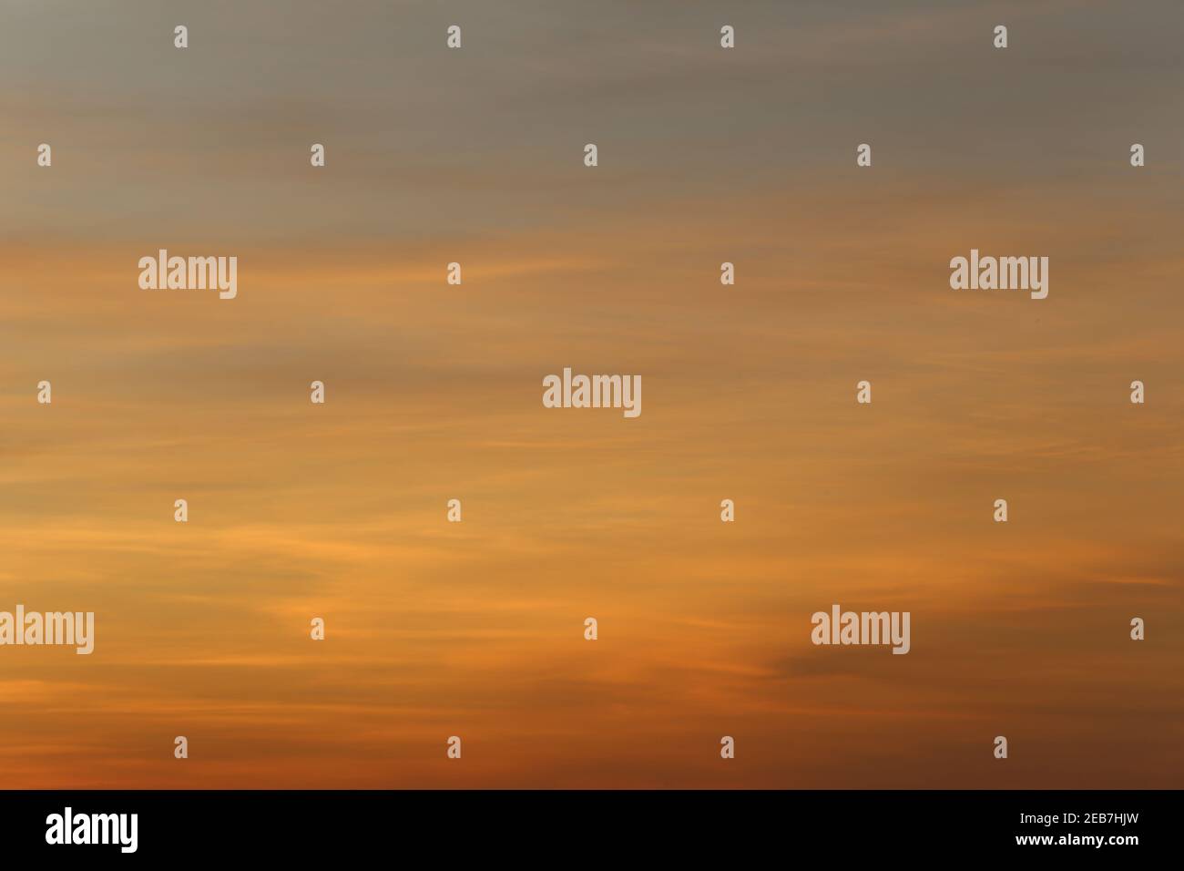Cielo e nuvole dopo il tramonto, vista cielo crepuscolo per il design naturale del paesaggio, tonalità arancione delle foto. Foto Stock