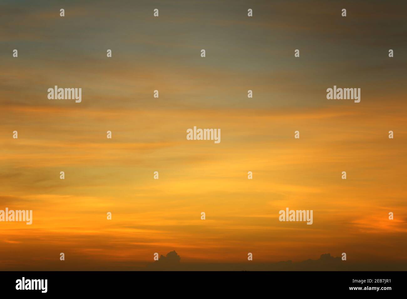 Cielo e nuvole dopo il tramonto, vista cielo crepuscolo per il design naturale del paesaggio, tonalità arancione delle foto. Foto Stock