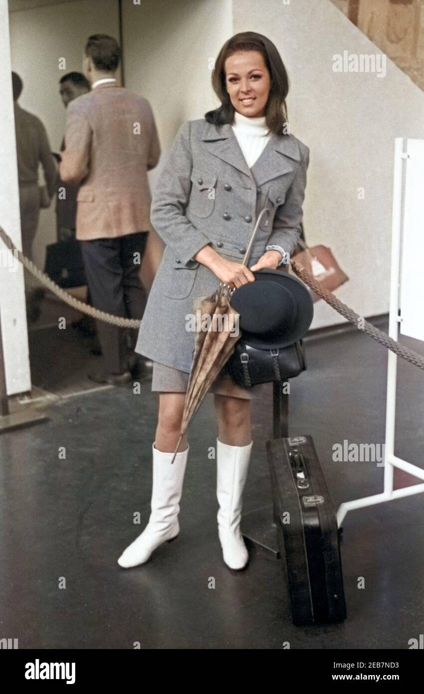 Die deutsche Sängerin Friedel Frank auf dem Flughafen München Riem, Deutschland 1960er Jahre. Cantante tedesca Friedel Frank a Monaco Riem aeroporto, Germania 1960s. 24x36swNeg159 Foto Stock