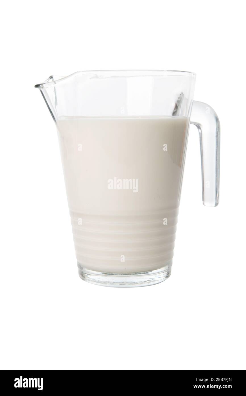 caraffa di latte o caraffa isolata e tagliata su sfondo bianco. angolo di visione orizzontale in studio Foto Stock