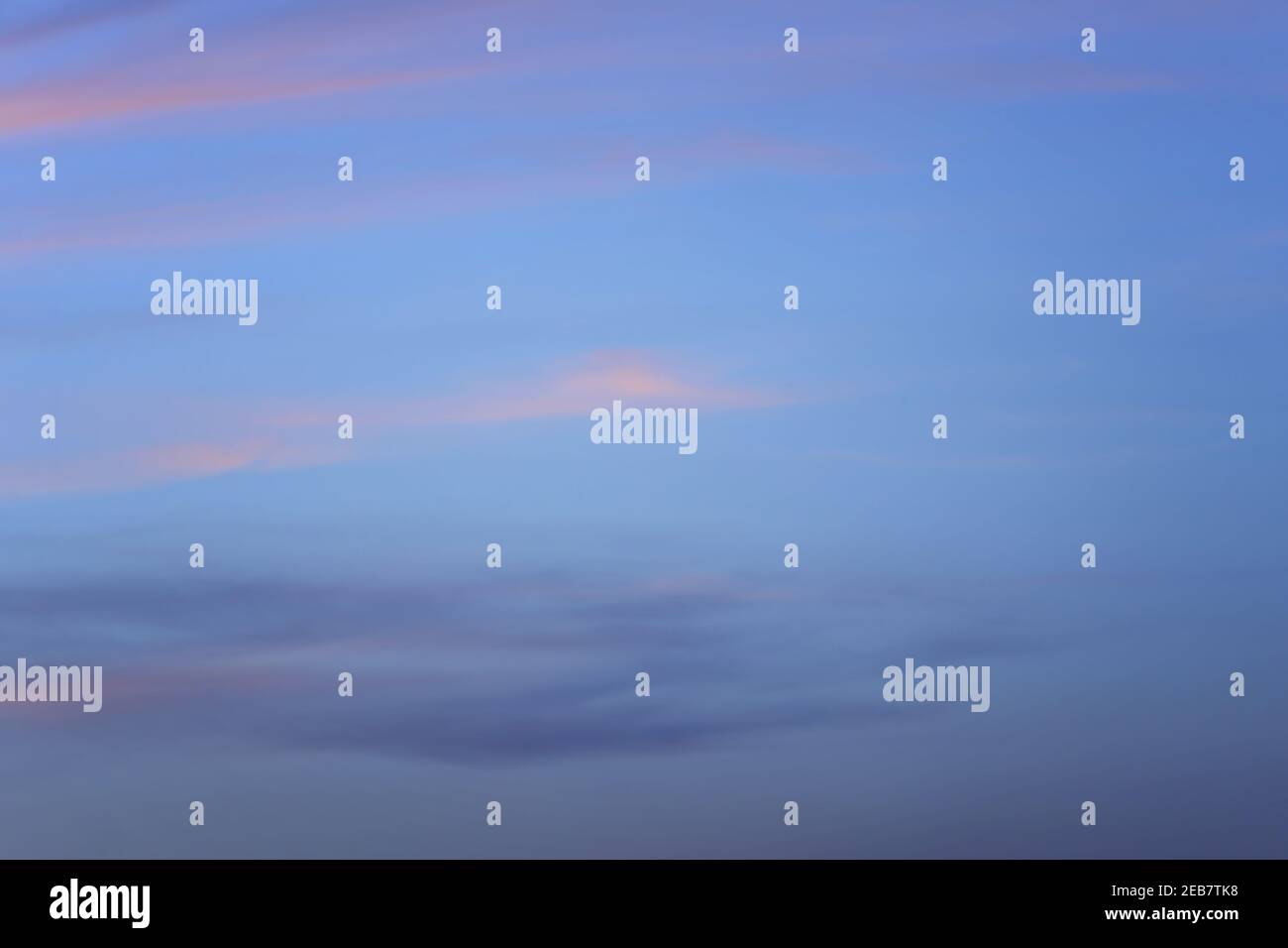 Cielo e nuvole dopo il tramonto, vista cielo crepuscolo per il design naturale del paesaggio, tonalità blu delle foto. Foto Stock