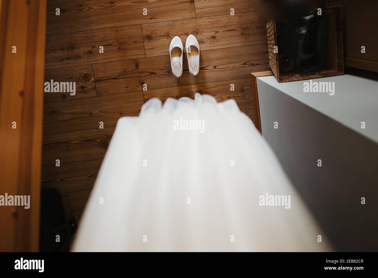 scarpe da sposa sotto il suo vestito Foto Stock