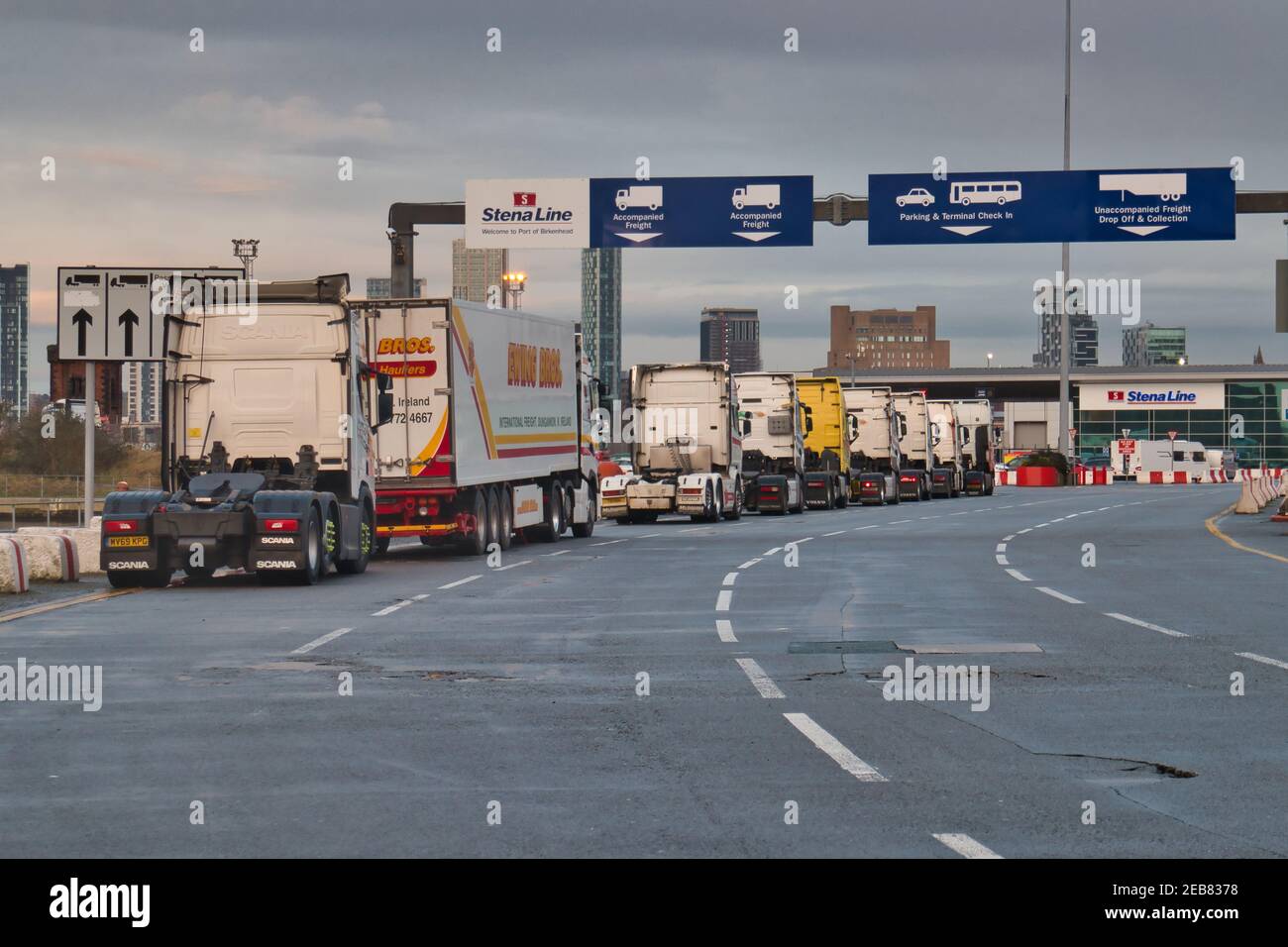 Le unità motrici dei camion che si accodano alla Stena Line rotolano sopra - rotolano fuori da Liverpool al terminal dei traghetti di Belfast a Birkenhead sul fiume Mersey. Foto Stock