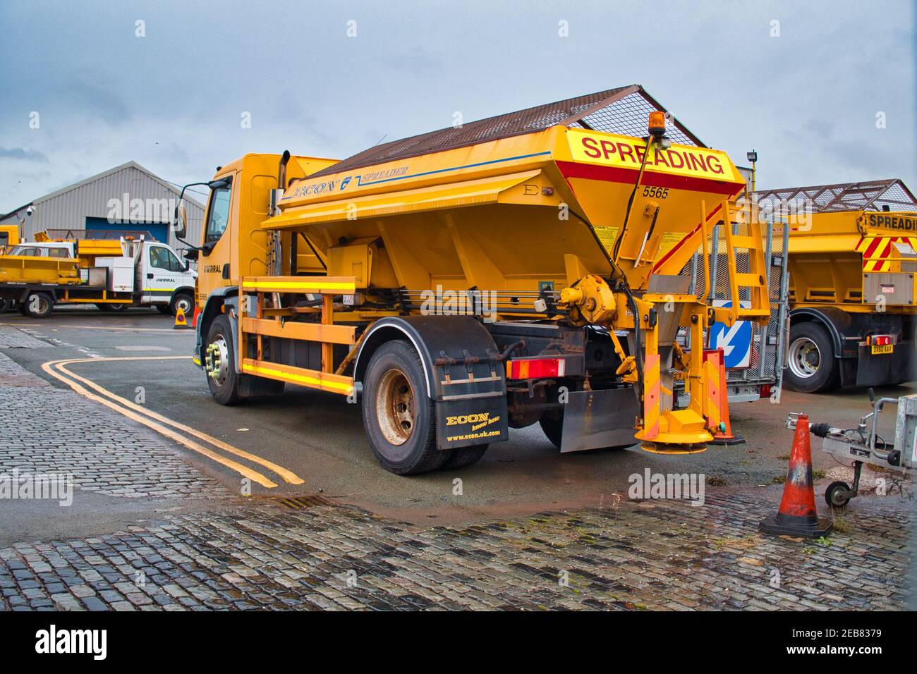 Attrezzature per la preparazione di strade a Birkenhead, Wirral, Regno Unito Foto Stock
