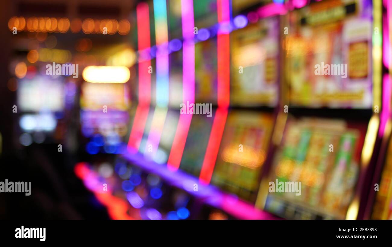 Le slot machine sfocate illuminano il casinò sulla favolosa Las Vegas Strip, USA. Slot jackpot offuscati nell'hotel vicino a Fremont Street. Neon illuminato Foto Stock