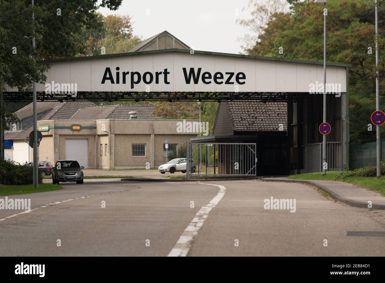 WEEZE, NRW, GERMANIA - 10 SETTEMBRE 2018: Accesso militare all'aeroporto di Weeze con vecchi edifici di caserma Foto Stock