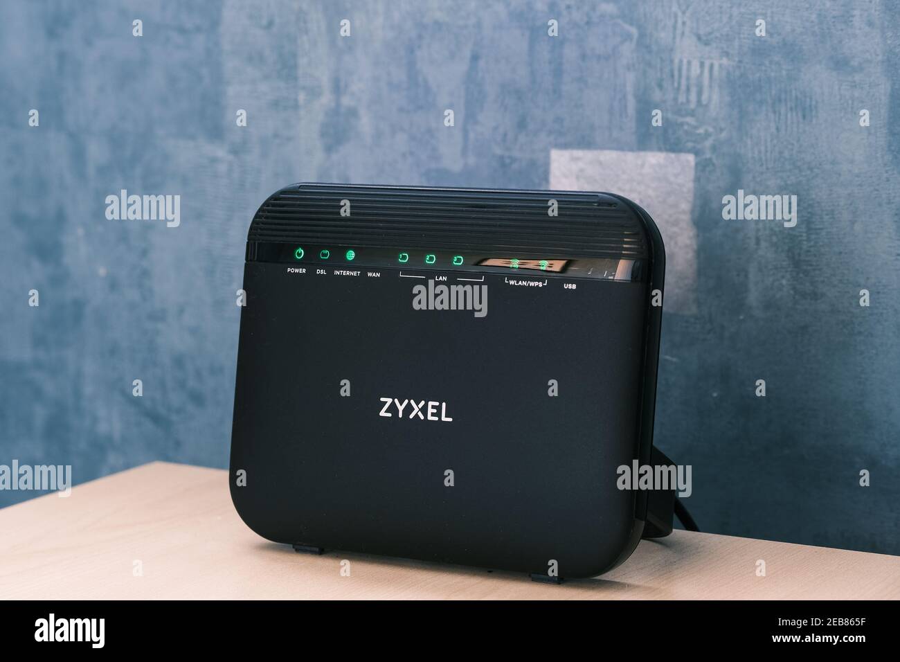 UN router ZYXEL, a banda larga domestica, Internet. Foto Stock