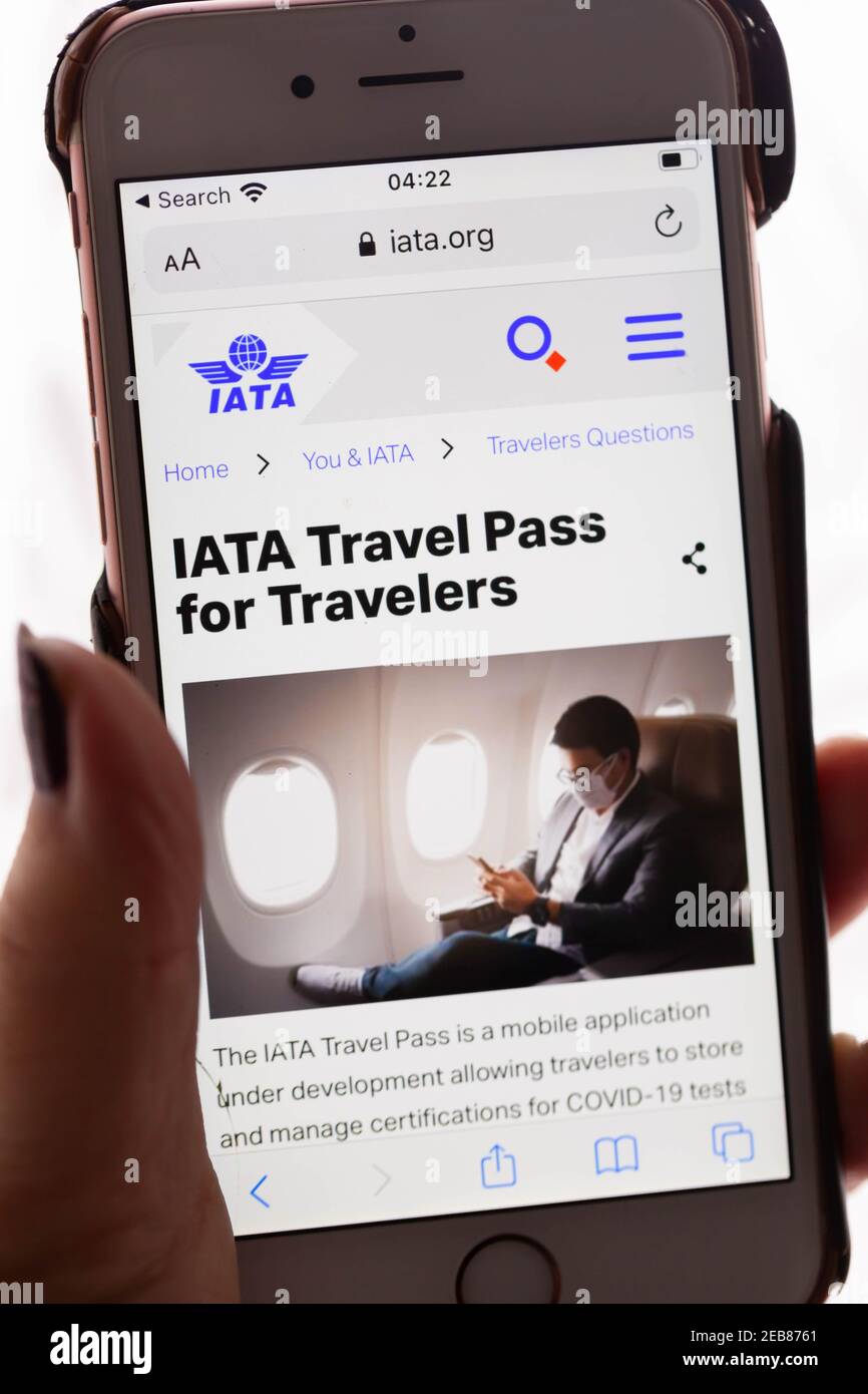 Primo piano di un telefono cellulare con lancetta e IATA Travel Pass, un'app per vaccini/passaporto sanitario sviluppata tra Covid-19 Global Pandemic Foto Stock