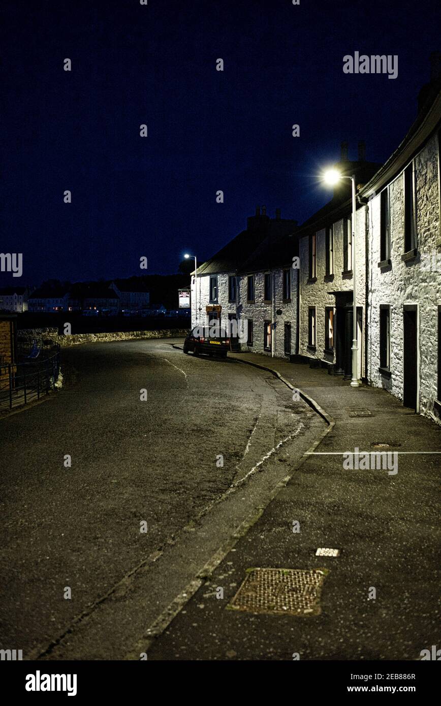 Il villaggio della Scozia sud-occidentale Garlieston di notte con le luci di strada che splende. Foto Stock