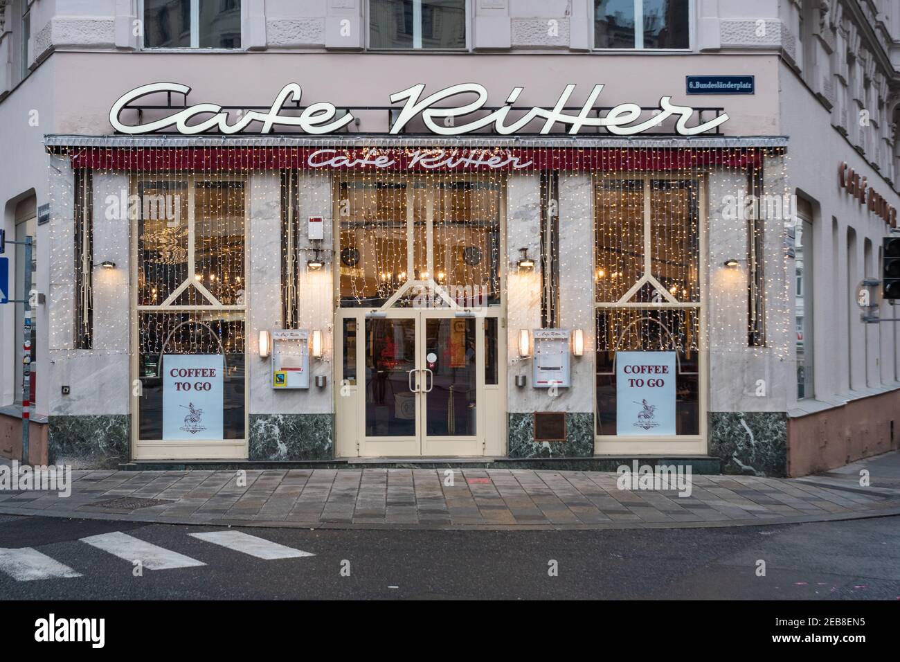 Vienna, Austria - Decembter 19 2020: Cafe Ritter Exterior, una tradizionale caffetteria viennese nel quartiere Mariahilf. Foto Stock