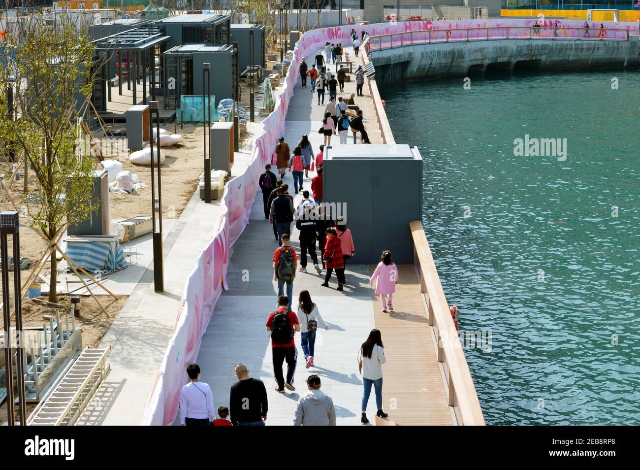 Le folle lunari di Capodanno godono della passeggiata Advance recentemente aperta vicino al molo dei traghetti WAN Chai, Hong Kong (2021) Foto Stock