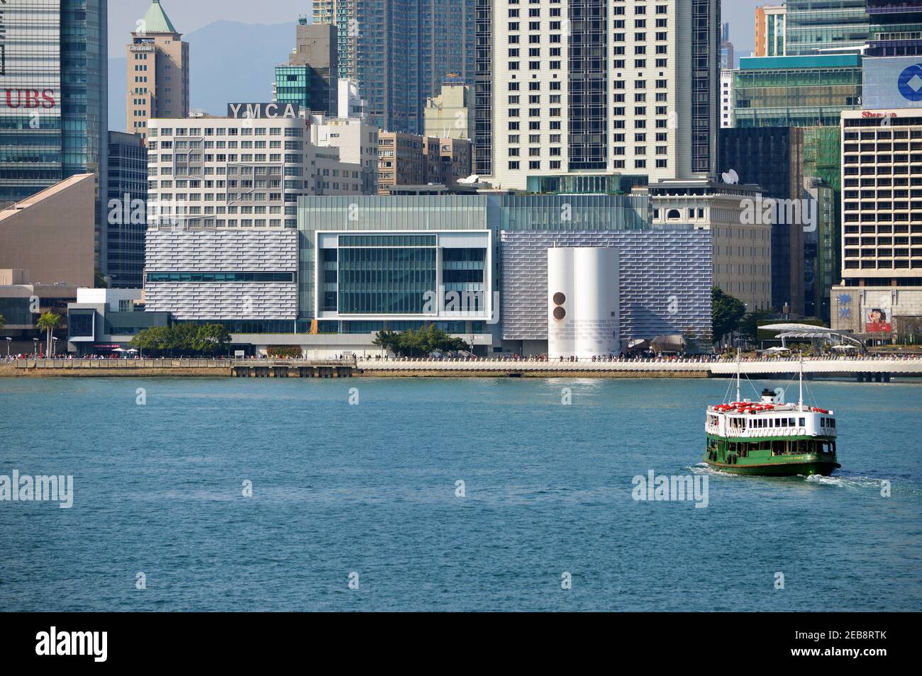 Una nave Star Ferry attraversa Victoria Harbour con l'Hong Kong Museum of Art (香港藝術館) sullo sfondo, 2021 Foto Stock