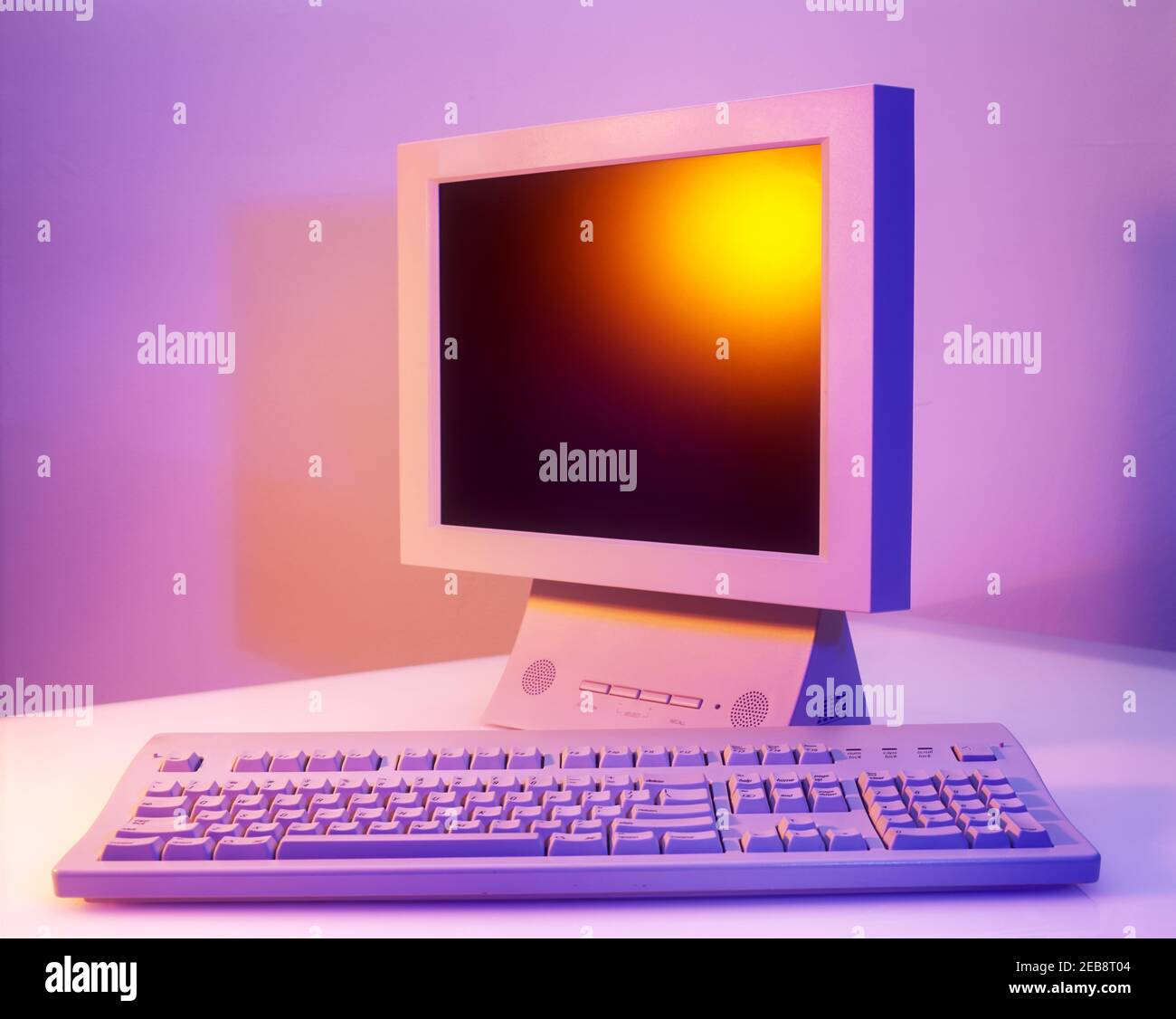 2000 STORICO PERSONAL COMPUTER SCHERMO PIATTO (©2000 SONY CORP) TASTIERA (©2000 APPLE INC) Foto Stock