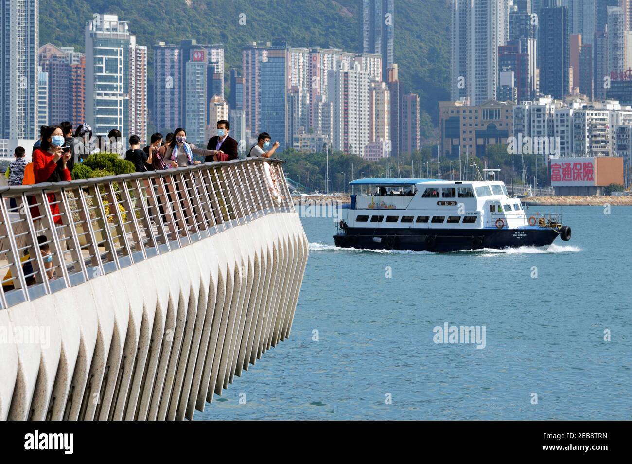 I visitatori del lungomare Avenue of Stars (星光大道) di Tsim Sha Tsui, Kowloon, Hong Kong, 2021 Foto Stock
