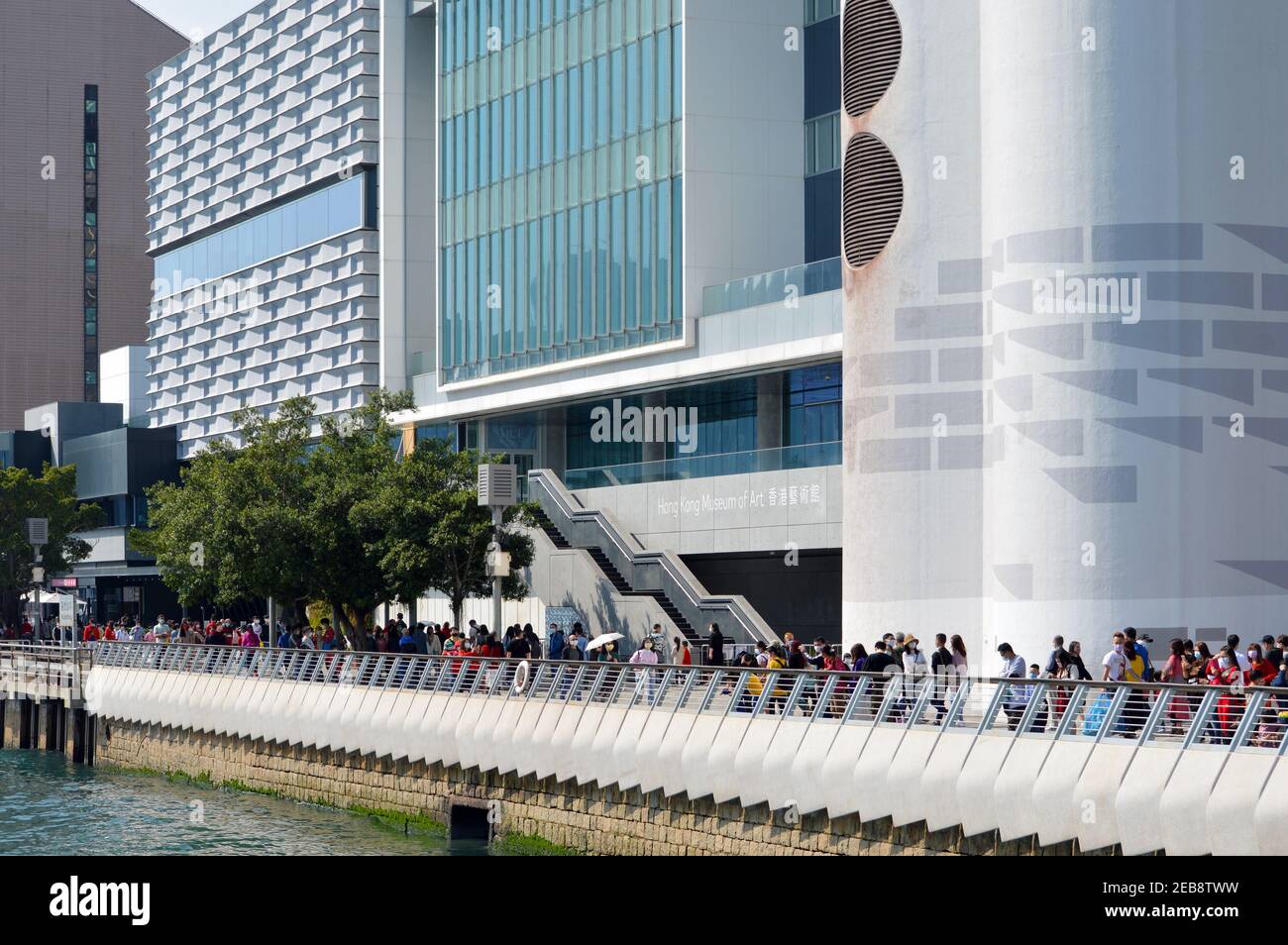 Hong Kongers alla passeggiata di Tsim Sha Tsui, fuori dal Museo d'Arte di Hong Kong (香港藝術館) durante il Capodanno lunare Foto Stock