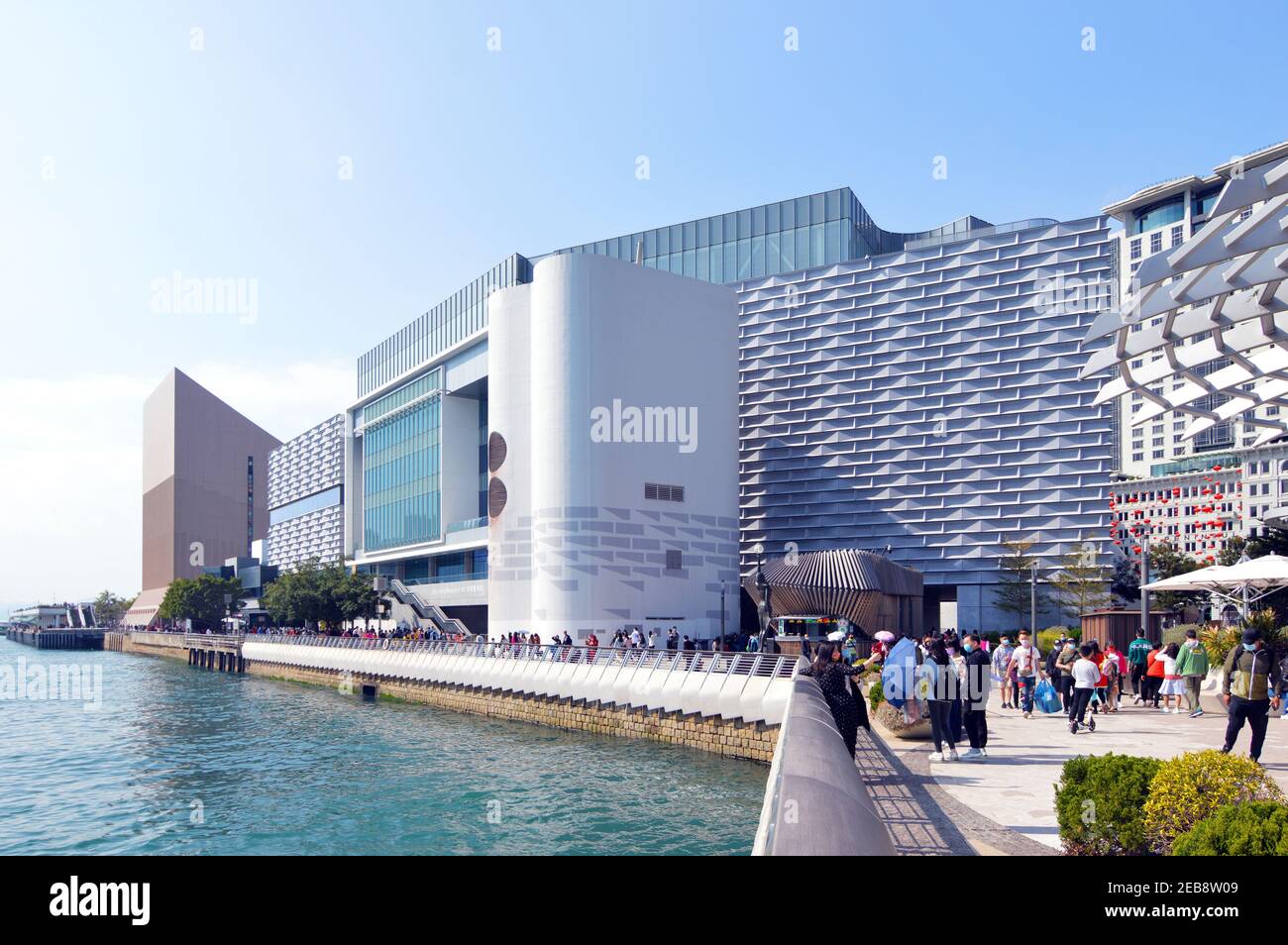 Hong Kongers presso l'Avenue of Stars (星光大道), Tsim Sha Tsui Promenade, fuori dal Museo d'Arte di Hong Kong (香港藝術館) durante il Capodanno lunare Foto Stock