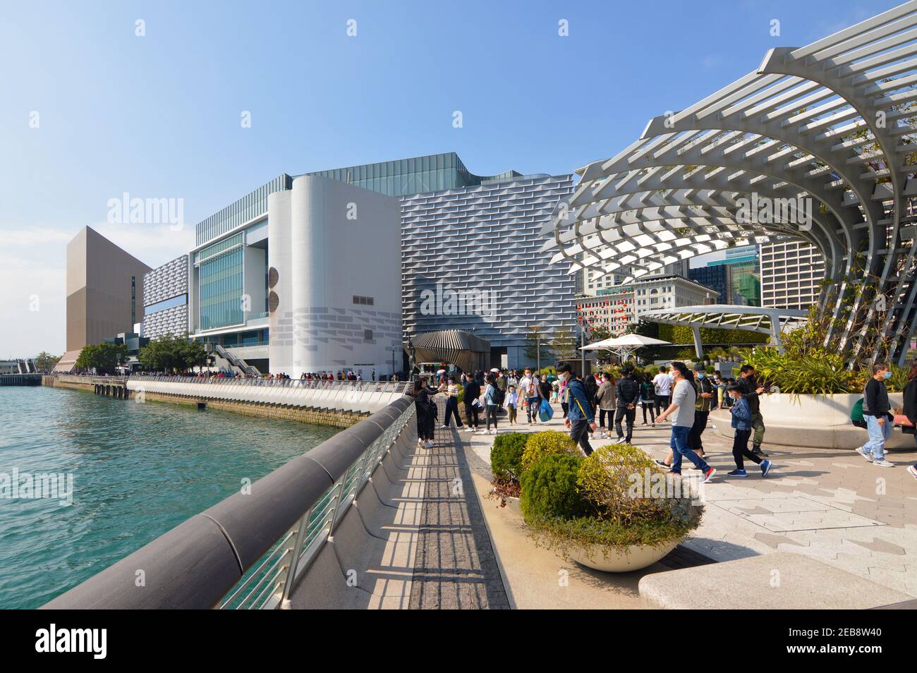 Hong Kongers presso l'Avenue of Stars (星光大道), Tsim Sha Tsui Promenade, fuori dal Museo d'Arte di Hong Kong (香港藝術館) durante il Capodanno lunare Foto Stock