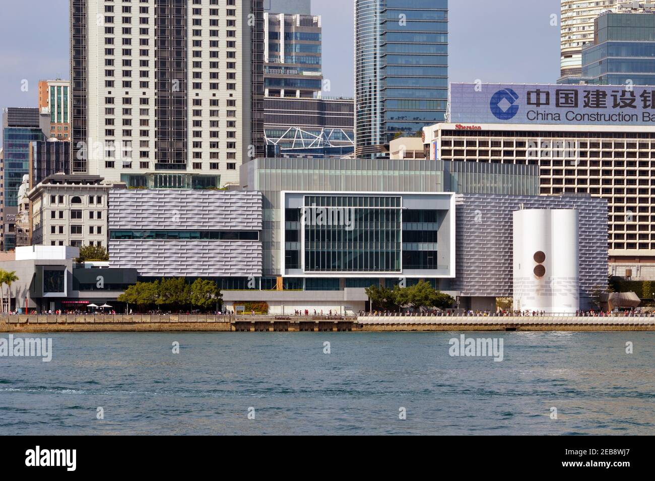 Il Museo d'Arte di Hong Kong (香港藝術館) sul fronte del porto di Tsim Sha Tsui, Kowloon, Hong Kong Foto Stock