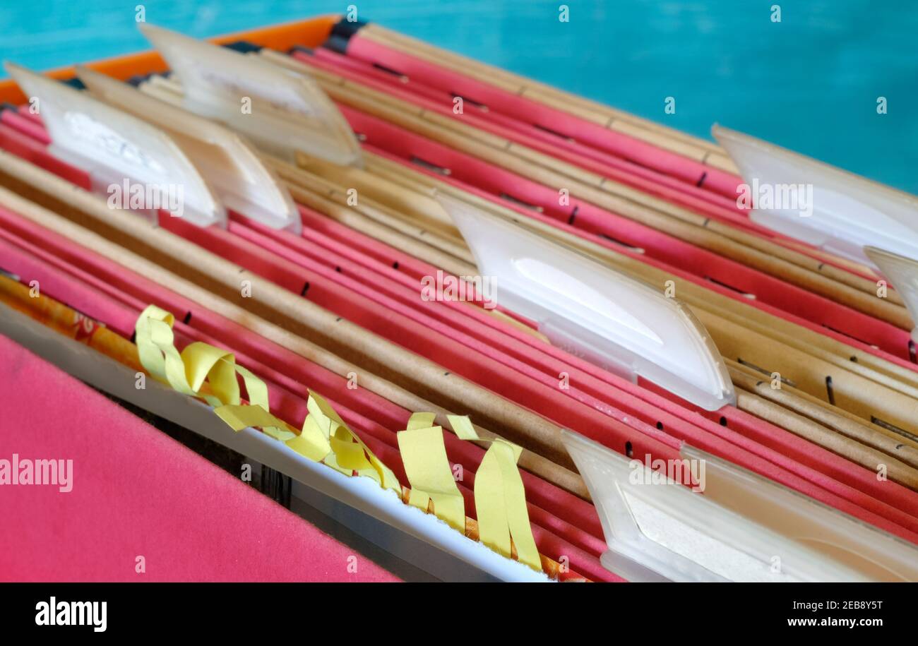 cartelle di file e documenti disordinati, nastro rosso, comcept burocratico, fuoco selettivo Foto Stock