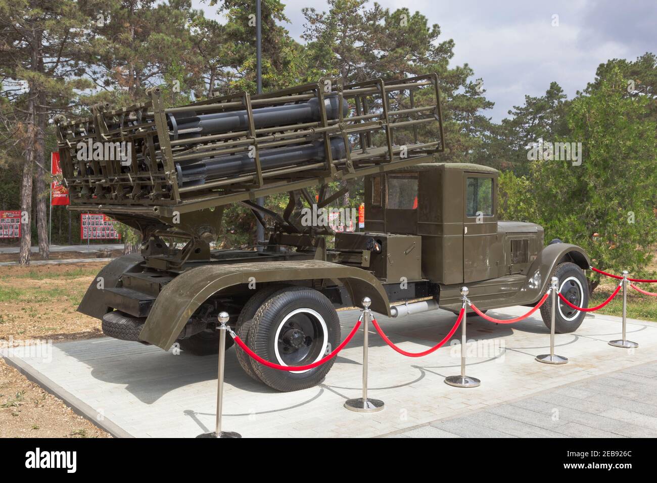 Sevastopol, Crimea, Russia - 28 luglio 2020: Sistema di lancio multiplo reattivo BM-31-12 Andryusha sul telaio della ZiS-12 in memoria Foto Stock
