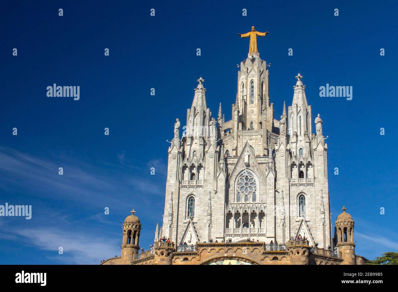 Chiesa di Tibidabo: Un paradiso spirituale in cima a Barcellona, dove la fede incontra la bellezza panoramica, offrendo conforto e vedute mozzafiato Foto Stock