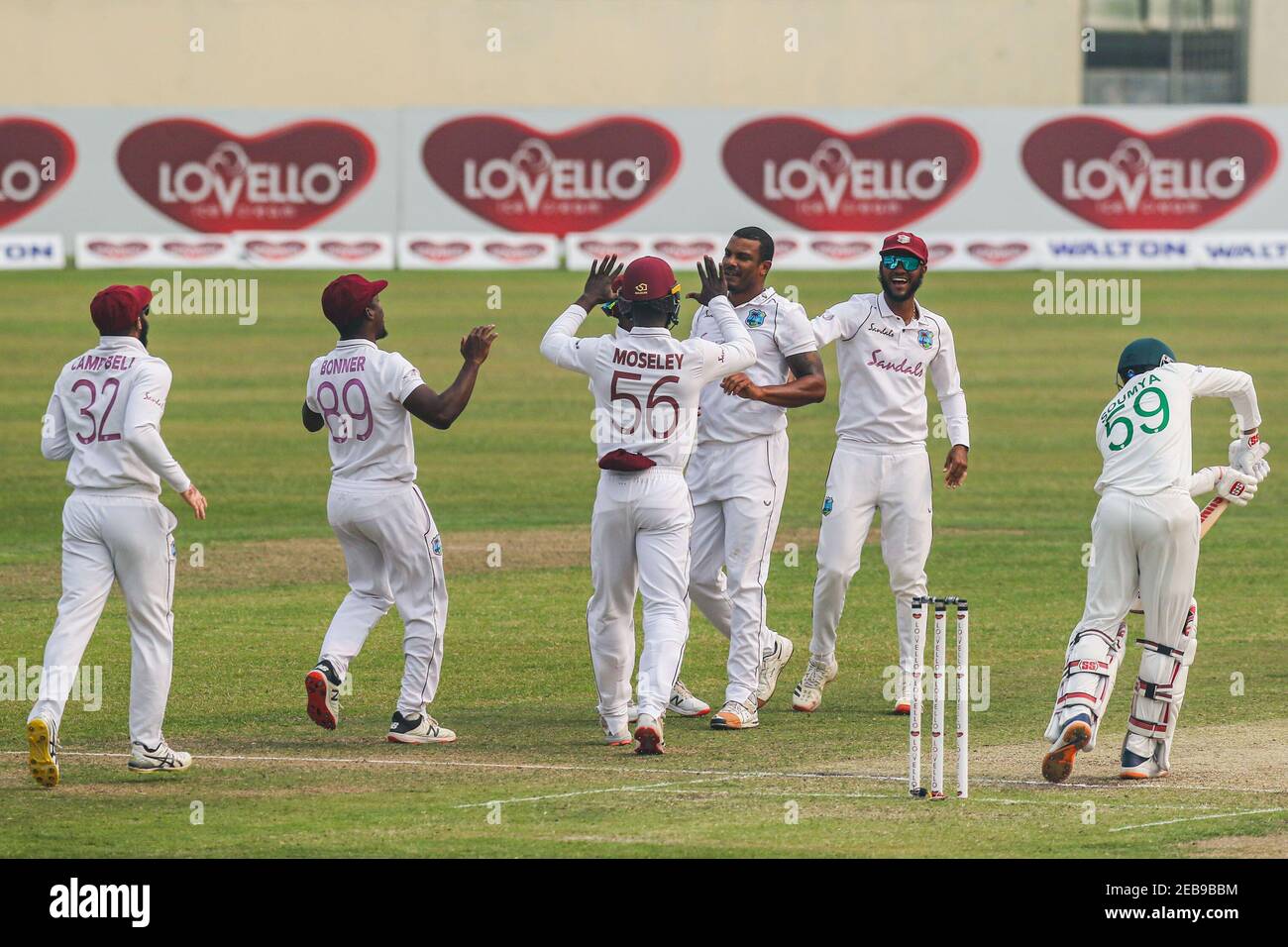 I cricket delle Indie Occidentali festeggiano dopo il licenziamento del Sarkar Sumya del Bangladesh durante il secondo giorno del secondo incontro di cricket tra le Indie Occidentali e il Bangladesh allo Stadio Nazionale di Cricket di Sher-e-Bangla. Foto Stock