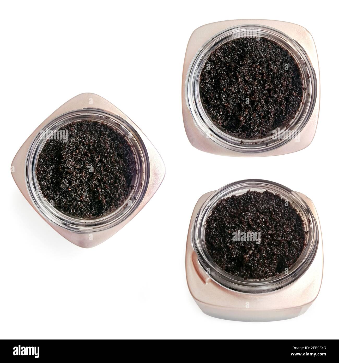 Torta di caffè macinata, scrub corpo in vaso quadrato di vetro dorato con collo rotondo, isolato su sfondo bianco con sentieri. Maschera cosmetica, anticellulite, moi Foto Stock