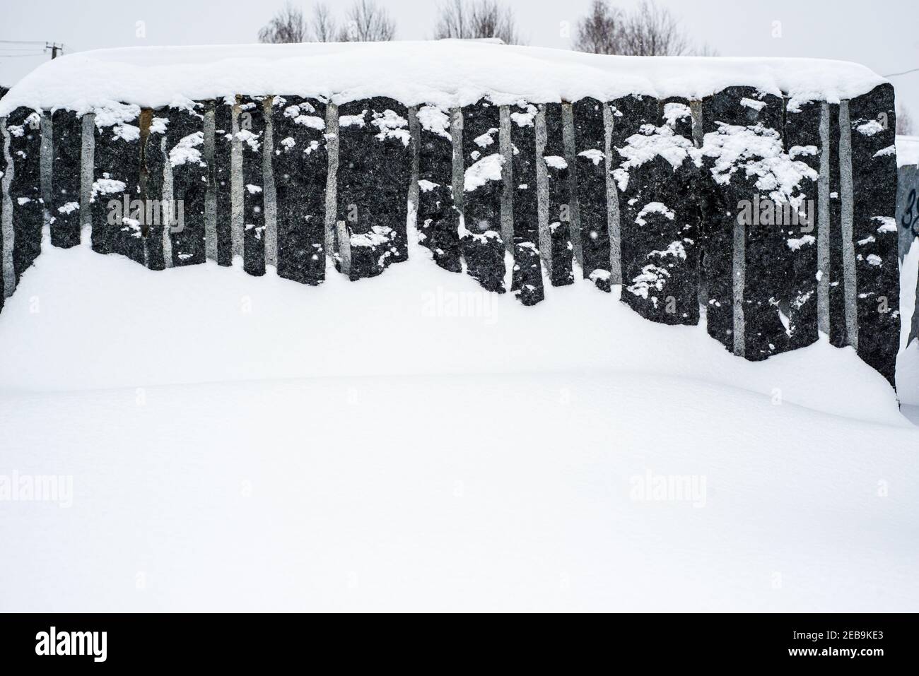 blocchi di granito scavati in inverno. Molta neve Foto Stock