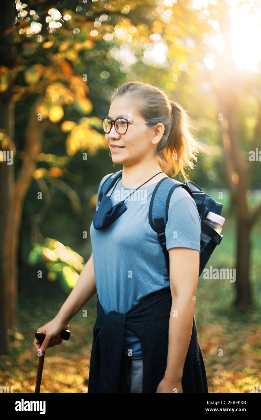 Ritratto di donna nell'attività escursionistica Foto Stock