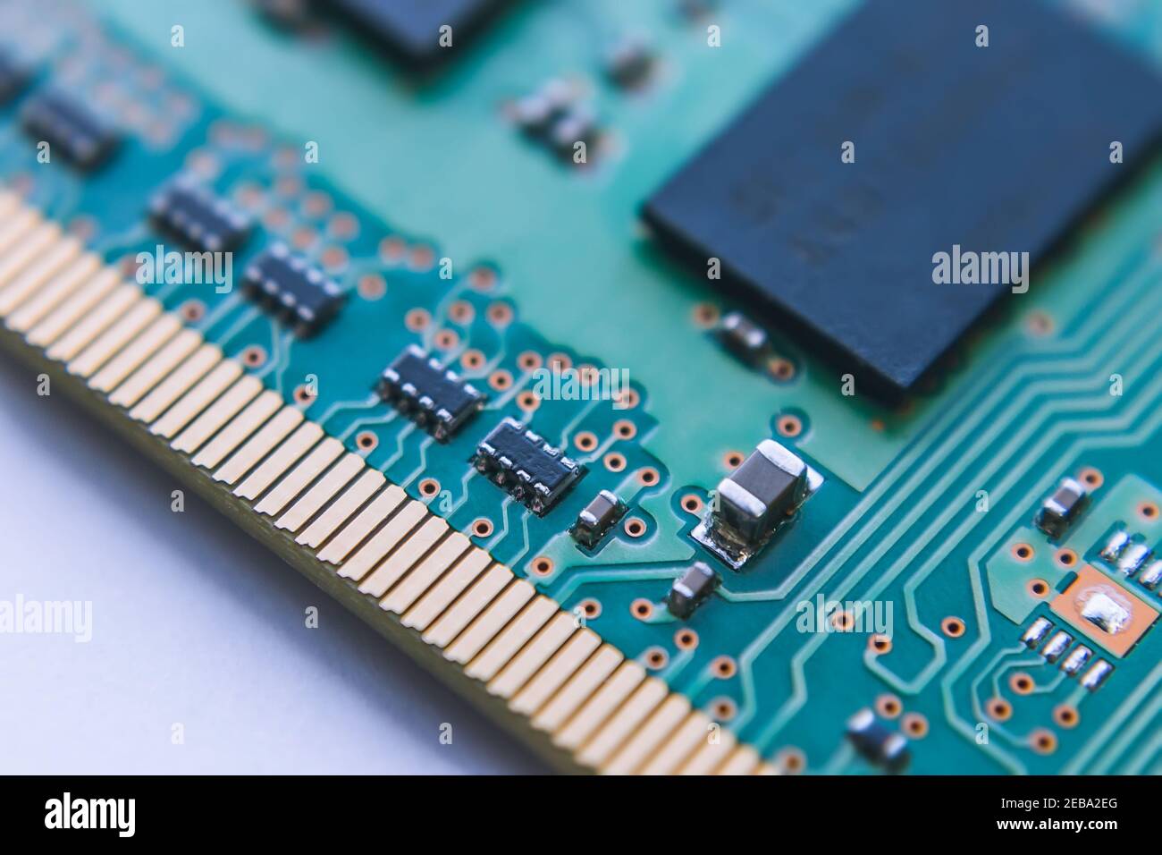 Resistori, condensatori e altri componenti elettronici nella RAM Foto Stock