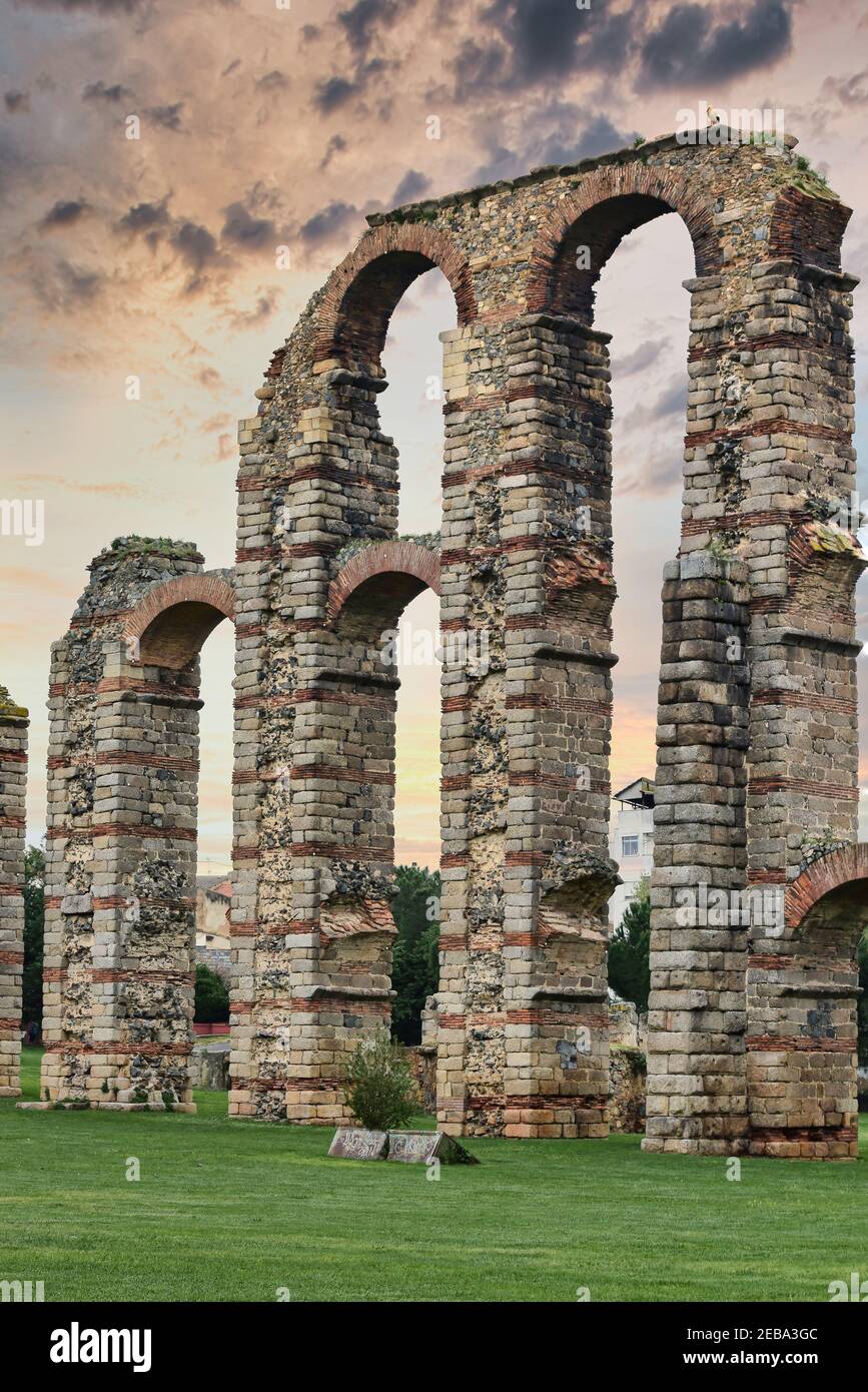 Immagine verticale di rovine e resti dell'acquedotto romano Di Los Milagros nella città di Merida Foto Stock