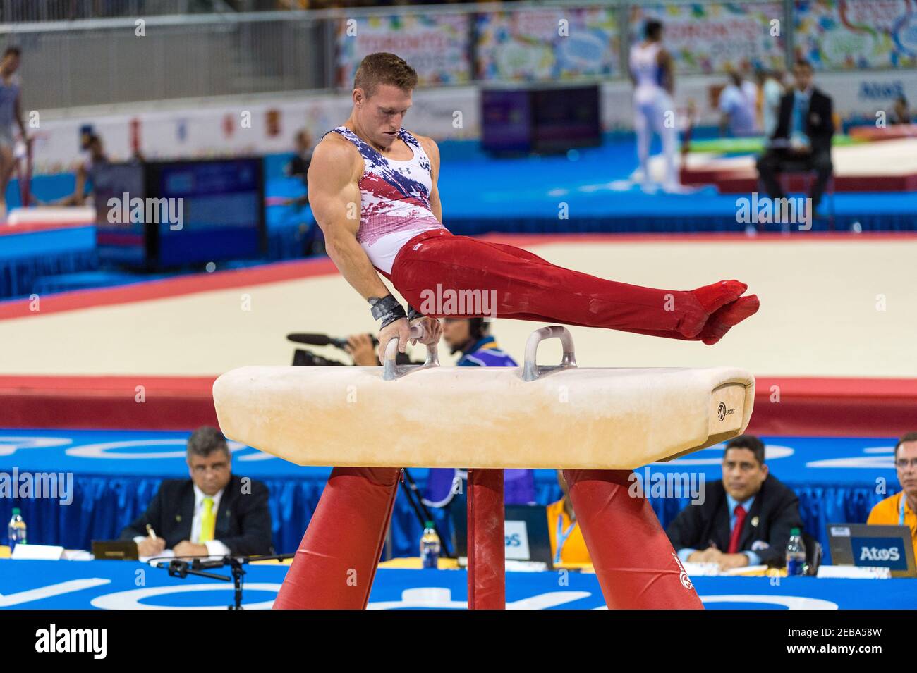 Steven Legendre nel cavallo di pommel durante la gara maschile di ginnastica artistica dove gli Stati Uniti sono andati a vincere la medaglia d'oro. Legendre ha dato un tot Foto Stock