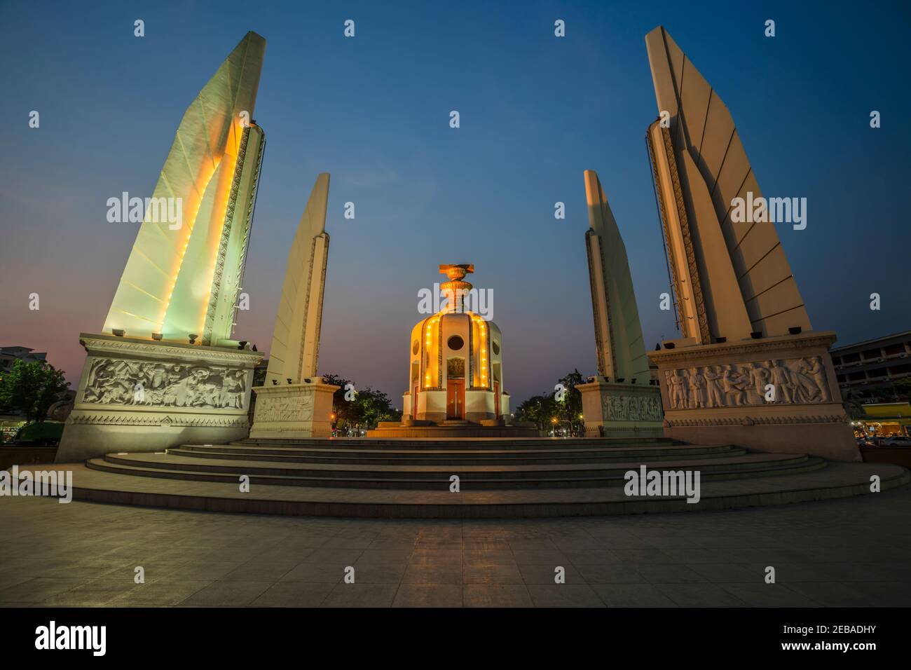 Il Monumento alla democrazia è un monumento storico della costituzione a Bangkok, Thailandia. Foto Stock