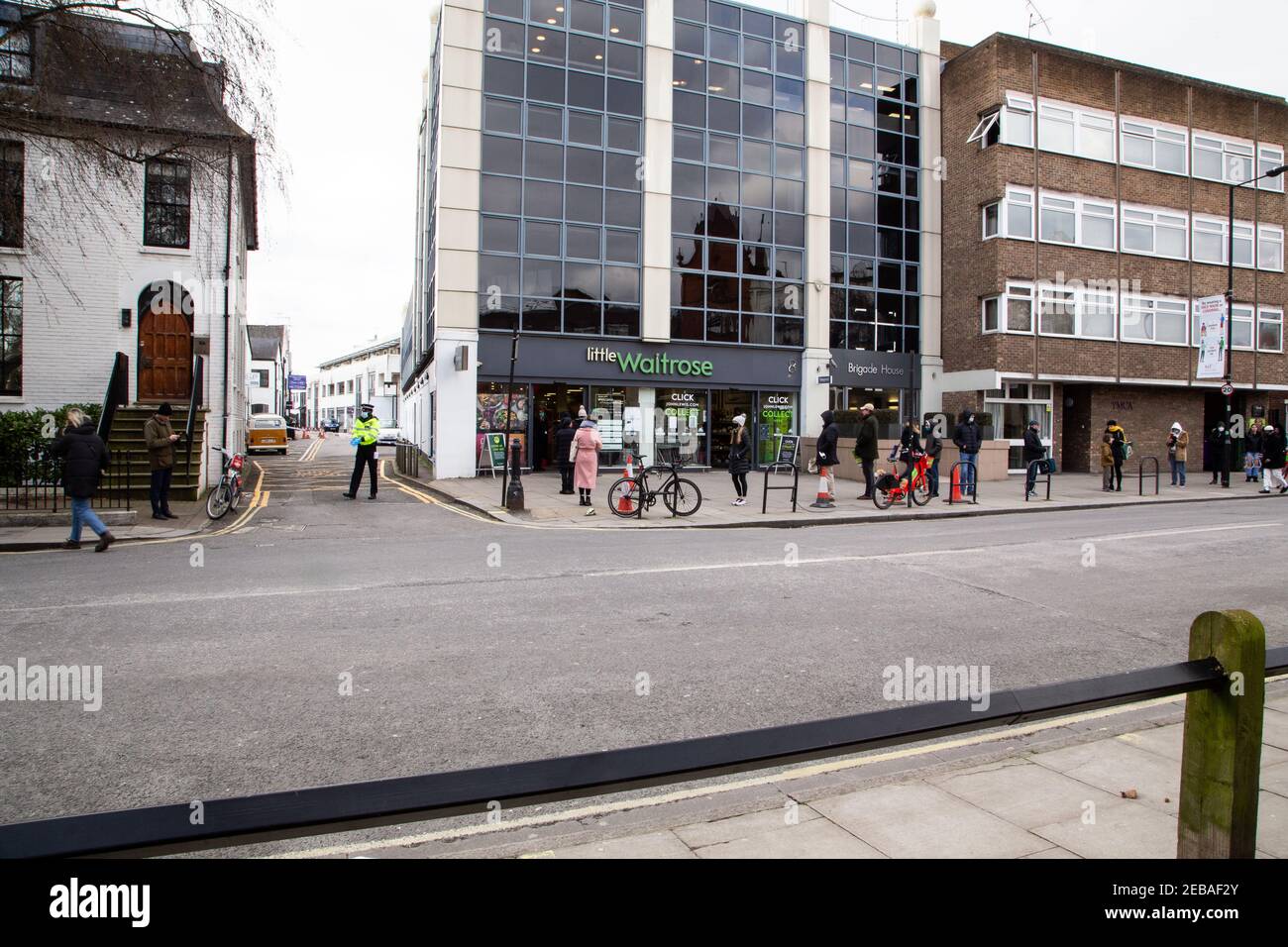 Ackmar Road, Southwest London, Regno Unito. 12 febbraio 2021., la polizia stazionò in 3 luoghi che circondano Ackmar Road, Parsons Green dopo che un uomo di 19 anni è stato pugnalato a morte quando una lotta è scoppiata fuori dalla stazione della metropolitana di Parsons Green. La polizia si è precipitata a rapporti di tre uomini che lottavano su Ackmar Road nel sud-ovest di Londra alle 18:42 di giovedì. Il 19-year-old è stato trattato per le ferite di stab alla scena ma non ha potuto essere salvato. Un secondo uomo è stato portato in ospedale, anche se le sue lesioni non sono state dette essere life-threatening. Foto Stock