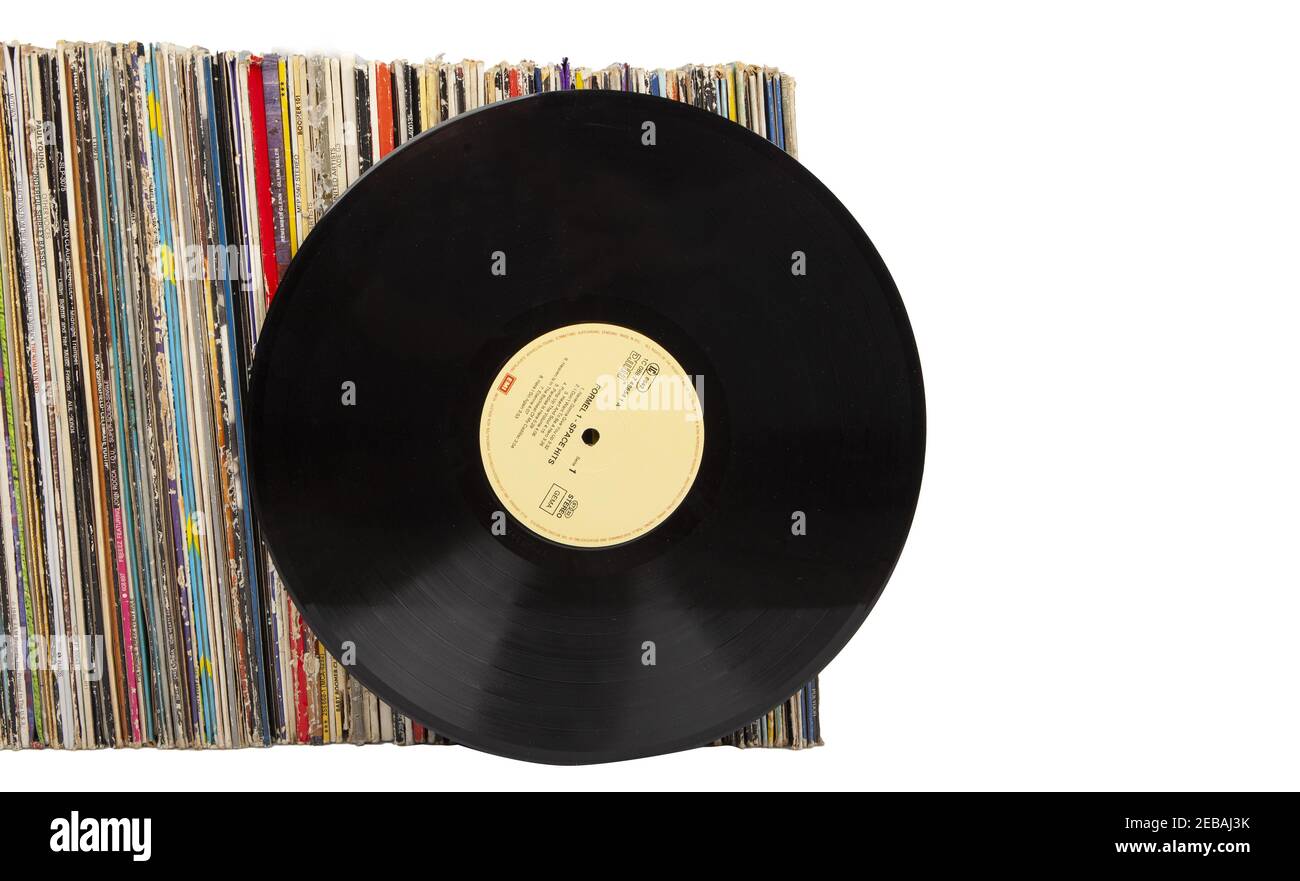 POZNAN, POLONIA - 04 febbraio 2021: Disco in vinile con spazio di copia davanti a una collezione di album (titoli fittizi), processo vintage Foto Stock