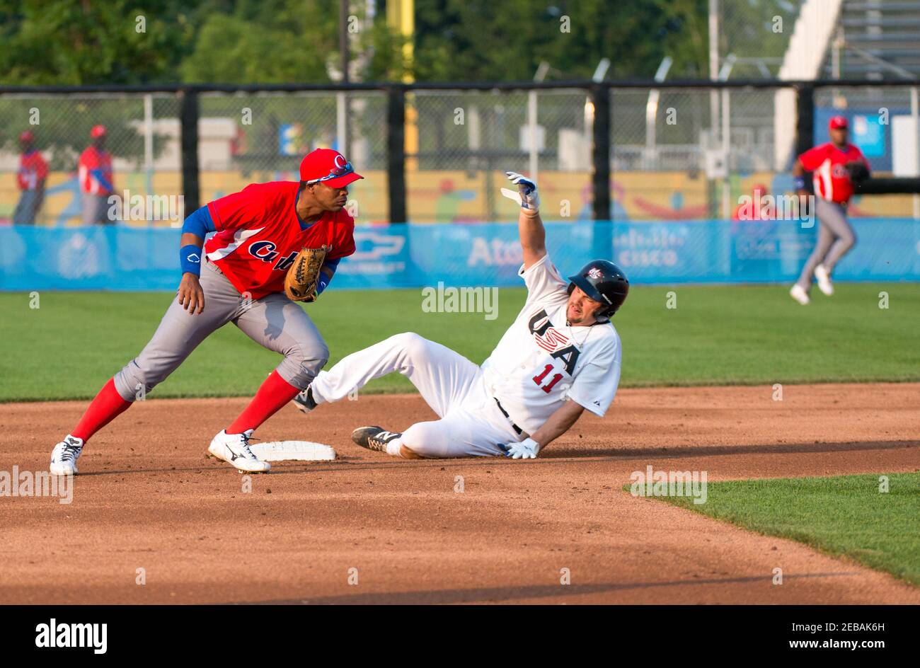 Toronto Panam Games 2015 Baseball, Stati Uniti contro Cuba: Casey Kotchman tenta di rubare la seconda base ed è fuori nelle mani di Raul Gonzalez Foto Stock