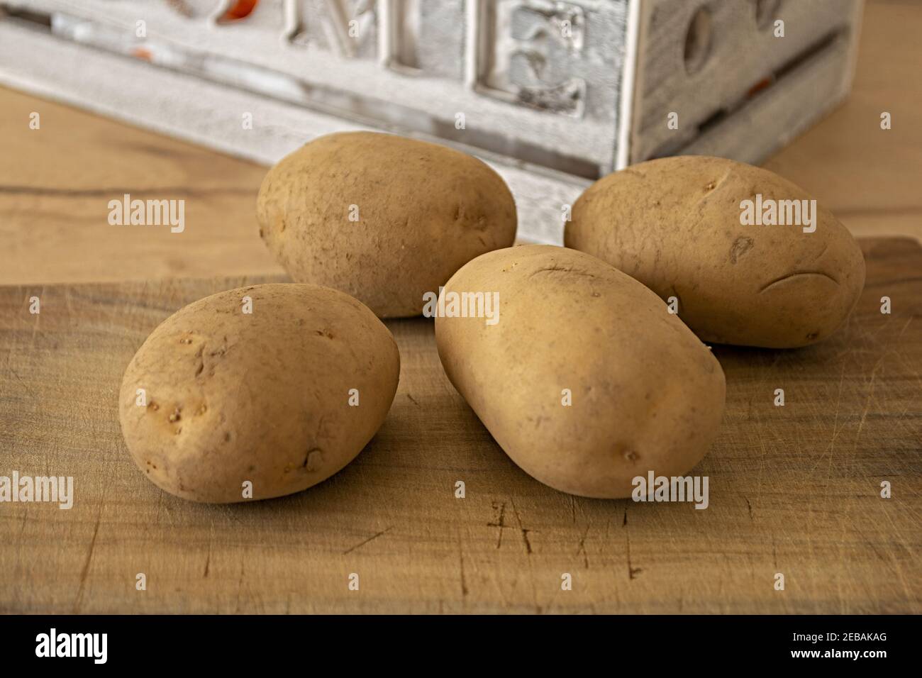 quattro patate sul tagliere altra vista Foto Stock