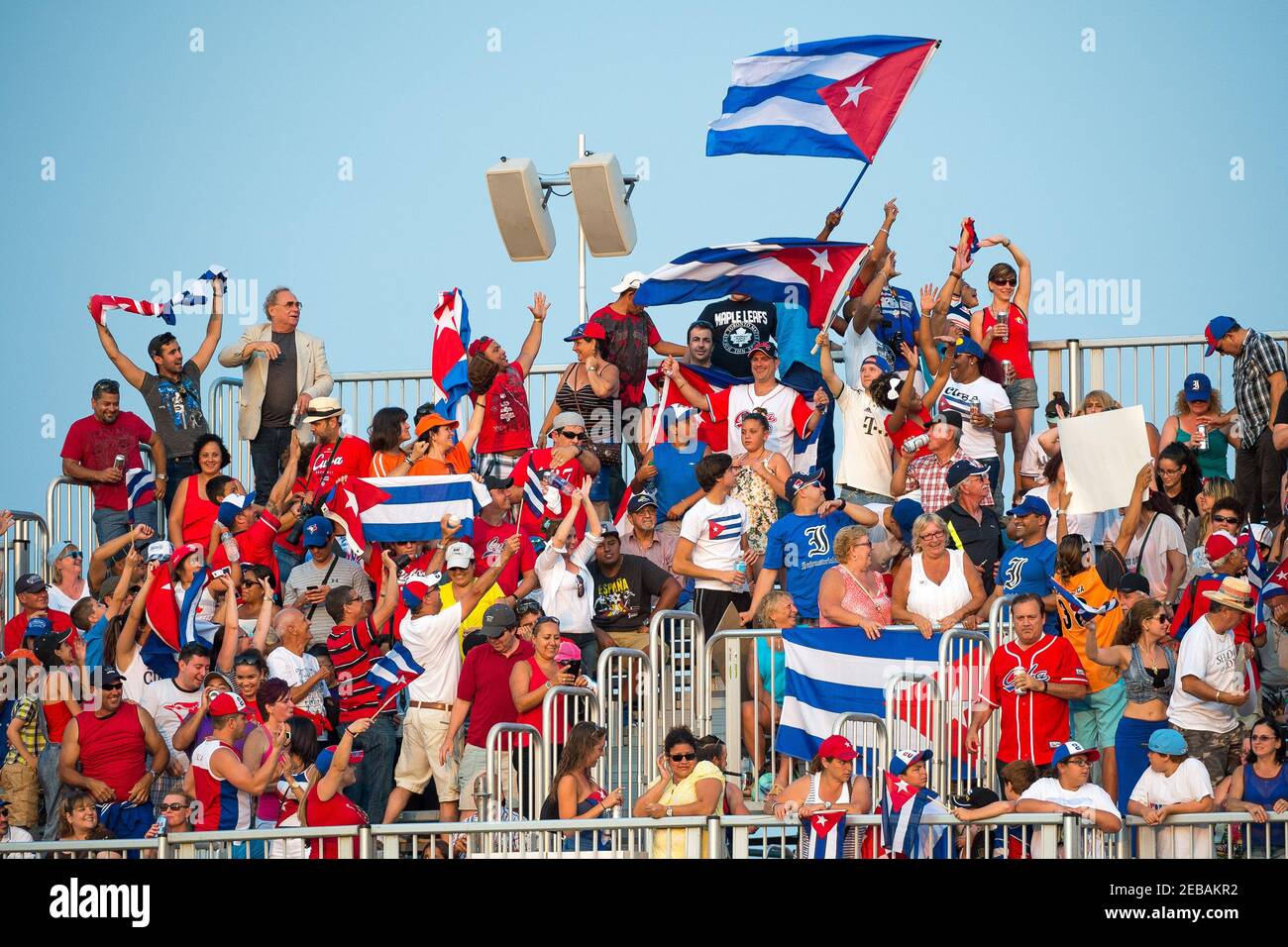 I fan cubani (soprattutto immigrati in Canada) nello stadio non smettevano mai di rallegrare la sua squadra e di godersi lo spettacolo, hanno decisamente superato i tifosi statunitensi Foto Stock