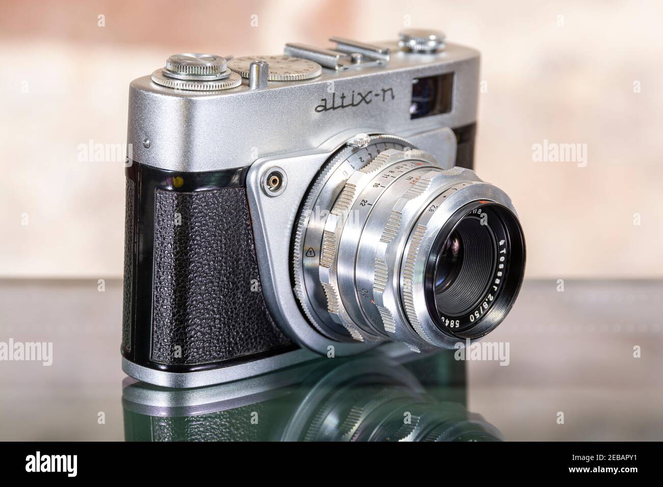 Altix-n - vecchia telecamera analogica d'epoca, anni '50, fotografia tradizionale, design classico, costruzione in metallo, raccolta di fotocamere, primo piano Foto Stock